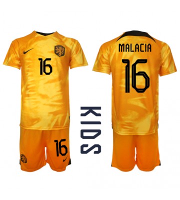 Nederländerna Tyrell Malacia #16 Hemmaställ Barn VM 2022 Kortärmad (+ Korta byxor)